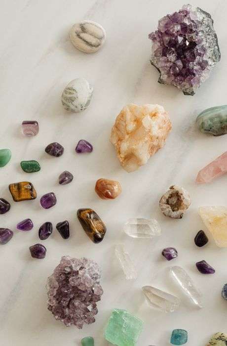 Assortiment de pierres naturelles utilisées en lithothérapie