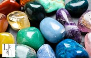 Diverses pierres naturelles aux énergies variées, utilisées en lithothérapie pour accompagner les émotions et le bien-être