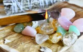Purifier ses pierres naturelles avec de la sauge et du palo santo