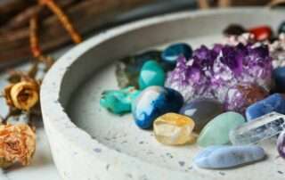 Pierres brutes, roulées ou polies : découvrez leurs différences